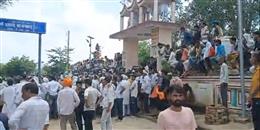 मनीषा के परिजनों का अंतिम संस्कार से इनकार, हालात तनावपूर्ण
