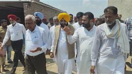 कैबिनेट मंत्री बरिंदर कुमार गोयल और तरुनप्रीत सिंह सौंद मे फाजिल्का के सरहदी गांवों का किया दौरा