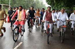नशा मुक्ति का संदेश देने साइकिल पर विधान सभा पहुंचे मुख्यमंत्री और स्पीकर