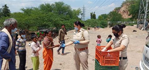     हरियाणा पुलिस का महिला विंग चला रहा कम्यूनिटी किचन
