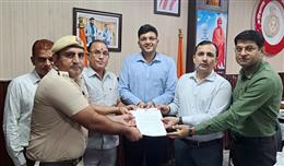 सीईटी परीक्षा में बेहतरीन ड्यूटी निभाने पर पांच कर्मचारी सम्मानित