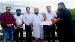 पंजाब अनएडिड कॉलेज एसोसिएशन ने पंजाब बाढ़ राहत कार्यों के लिए 11 लाख रुपये दिए