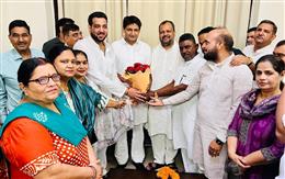 पार्षद अक्षयदीप चौधरी के घर पर पहुंचे लोकसभा सांसद दीपेंद्र हुडा और वरुण चौधरी