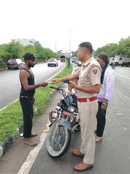 पंचकूला में पुलिस ने की नाकेबंदी, 56 के किए चालान, 10 वाहन इंपाउंड 