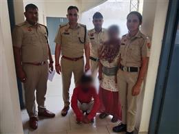 नकली सोने की ईट को असली बताकर ठगी की कोशिश, मां-बेटा गिरफ्तार