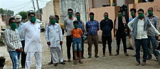  जेजेपी के नेता घर घर जाकर बांट रहे हैं मास्क 