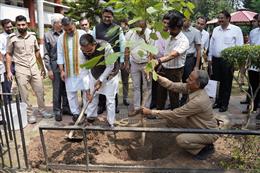 विधान सभा अध्यक्ष ने मां के नाम पर लगाया पलाश का पौधा