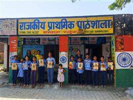 प्रयोग फाउंडेशन ने स्कूली बच्चों को दी पाठय सामग्री व डेंटल किट