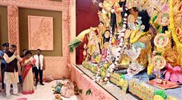 राज्यपाल असीम कुमार घोष ने कालीबाड़ी मंदिर में दुर्गा पूजा उत्सव में लिया भाग
