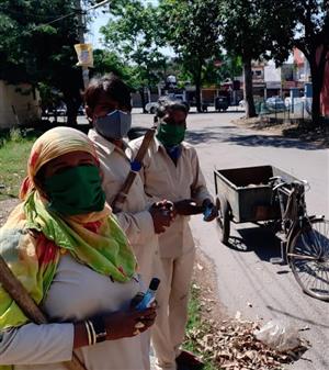  सफाई कर्मियों को मास्क एवं सेनीटाईजर वितरित किए 
