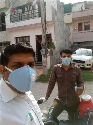   दूध वालों व दुधियों के ड्रमों को सेनिटाईज किया