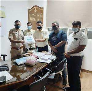  अगरक्रांति मंच ने पुलिस प्रशासन के लिए 25 पीपीटी किट, 3000 मास्क व 200 सैनिटाइजर बोतल दी