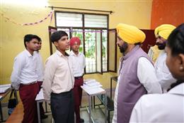 युवाओं को नौकरी मांगने वाला नहीं, नौकरी देने में सक्षम बनाएंगे- मुख्यमंत्री