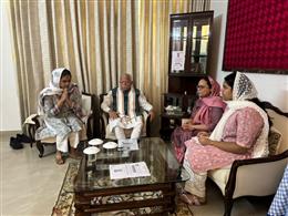 वाई पूरन कुमार के परिजनों से मिले मनोहर लाल