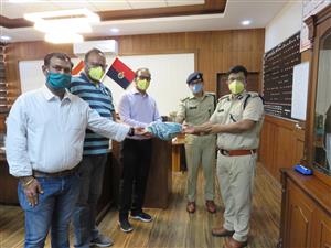   माँ चिंतपूर्णी चैरिटेबल ट्रस्ट द्वारा दिये गए मास्क, सैनेटाइजर तथा जूस