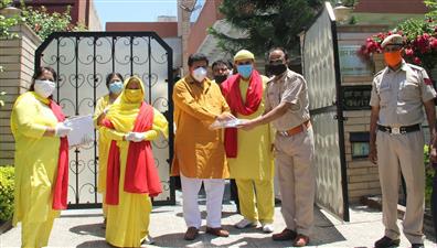   विश्वास फाउंडेशन ने पंचकूला पुलिस में बांटी 500 फेस शील्ड्स व 1000 सेनिटाइजर्स