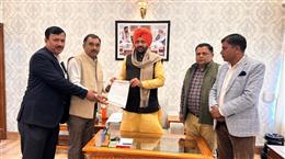  पत्रकारों के लिए सपरिवार निशुल्क कैश लेस इंश्योरेंस पॉलिसी लांचिंग के लिए एम डब्ल्यू बी ने हरियाणा सी एम से मांगा समय