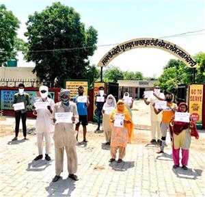   बिजली बिल ज्यादा आने के चलते धरना प्रदर्शन 