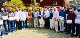 गुरमीत सिंह खुडियां ने साथी पोर्टल कार्यों को उचित बनाने के लिए सीड सर्टिफिकेशन अधिकारियों को सौंपे 40 टेबलेट्स
