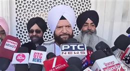 पंजाबी गायक हंसराज इंस व जेजी बी ने दरबार साहिब में माथा टेका