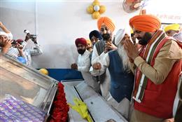 हरियाणा के मुख्यमंत्री नायब सिंह सैनी ने गुरुद्वारा श्री चोला साहिब, डेरा बाबा नानक में की अरदास, प्रदेश व देशवासियों की सुख-समृद्धि की कामना की