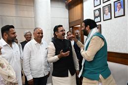 सदन में विधान सभा अध्यक्ष हरविन्द्र कल्याण को दी विवाह की सालगिरह की बधाई