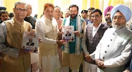 हरियाणा के राज्यपाल और मुख्यमंत्री ने सिरसा लोकसभा क्षेत्र के सांसद खेल महोत्सव से जुड़ी स्मरणिका का किया विमोचन