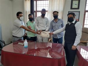  जरूरतमंद लोगों को बांटे जा रहे मास्क 