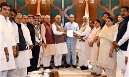राज्यसभा चुनावों में धांधली को लेकर कांग्रेस ने राज्यपाल को सौंपा ज्ञापन
