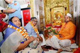 प्रथम नवरात्रि पर राज्यपाल ने माता मनसा देवी मंदिर में टेका माथा