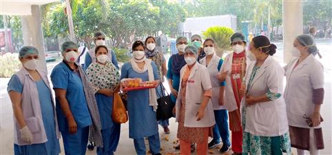 कोरोना योद्धा स्टाफ नर्स पूनम का अस्पताल में पुष्प वर्षा से स्वागत