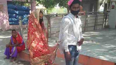  लॉकडाउन में शादी की तारीख बढ़ी आगे, 80 किलोमीटर पैदल चलकर मंगेतर के पास पहुंची दुल्हन 