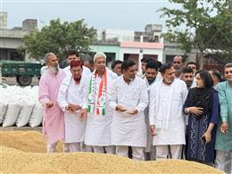 गलत नीतियों की मार झेल रहा किसान, संकट गहराया — राव नरेंद्र सिंह