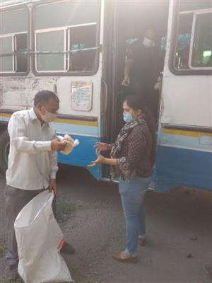  रोजा रख प्रवासी मजदूरों की सेवा में जुटी महिला पटवारी कायनात