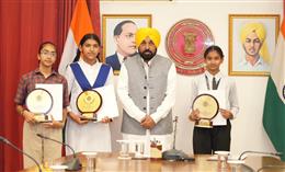 आठवीं के नतीजों में जापंब की बेटियों का दबदबा, टॉप 20 में 19 स्थान