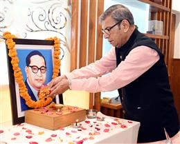 हरियाणा के राज्यपाल प्रो. असीम कुमार घोष ने भारत रत्न डॉ. बी.आर. अंबेडकर को उनकी जयंती पर श्रद्धांजलि अर्पित की