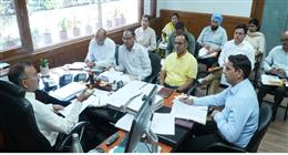 चुनावी प्रक्रिया में लगे अधिकारियों व कर्मचारियों के तबादलों पर रोक
