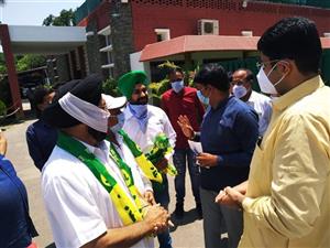   पूर्व सरपंच व सामाजसेवी सरदार प्रकाश सिंह दर्जनों साथियों के साथ कांग्रेस छोड़कर जेजेपी में शामिल 