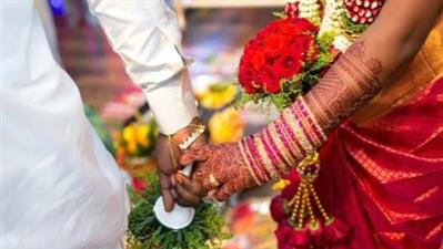   घर छोड़कर भागा युवा प्रेमी जोड़ा लॉकडाउन में फंस गया, और फिर क्वॉरेंटाइन में रचानी पड़ी शादी 