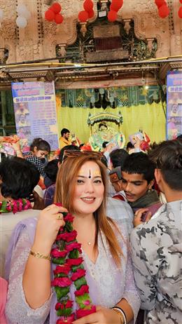 इन्फ्लुएंसर अंजलि माथारू ने बरसाना धाम में किए दर्शन, कहा—भक्ति में है शक्ति