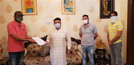 निजी स्कूलों की मनमानी पर अंकुश लगाये सरकार: योगेश्वर शर्मा 