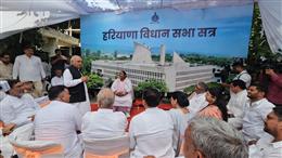 कांग्रेस ने किया विशेष सत्र का बहिष्कार, बाहर चलाया समानांतर सदन