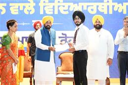ਮੁੱਖ ਮੰਤਰੀ ਭਗਵੰਤ ਸਿੰਘ ਮਾਨ ਵੱਲੋਂ ਮੋਹਾਲੀ ਵਿਖੇ ਜੇਈਈ ਮੇਨਜ਼ ਪਾਸ ਕਰਨ ਵਾਲੇ 369 ਵਿਦਿਆਰਥੀਆਂ ਦਾ ਸਨਮਾਨ, ਪੰਜਾਬ ਅਕਾਦਮਿਕ ਉੱਤਮਤਾ ਵੱਲ ਕਦਮ ਵਧਾ ਰਿਹੈ