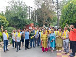 वार्ड 12 में ओमवती पूनिया का डोर-टू-डोर प्रचार तेज, लोगों ने जताया समर्थन