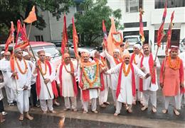 पंचकूला में धूमधाम से निकली नौनाथ झंडा शोभायात्रा