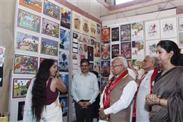 रंगों, रचनात्मकता व संस्कृति ने मोहा मनोहर का मन