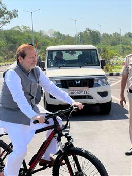 पीएम की अपील का असर, साइकिल से पंचकमल पहुंचे डाॅ अरविंद शर्मा