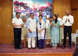 राज्यपाल ने चंडीगढ़ के सरकारी विद्यालयों के प्रतिभाशाली विद्यार्थियों को किया सम्मानित