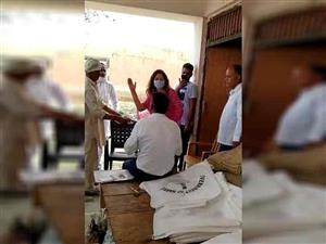 टिक टॉक स्टार को आया गुस्सा तो मार्केट कमेटी सचिव को चप्पलों से पीटा