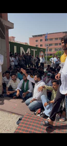 आईआईएमटी यूनिवर्सिटी में छात्रा की मौत के बाद छात्रों का उग्र प्रदर्शन